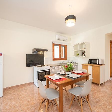 Afroditi Holiday Home - Yellow Apartment Свороната Екстер'єр фото