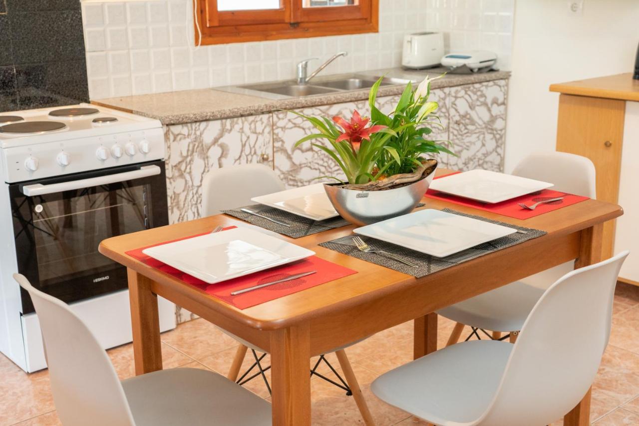 Afroditi Holiday Home - Yellow Apartment Свороната Екстер'єр фото