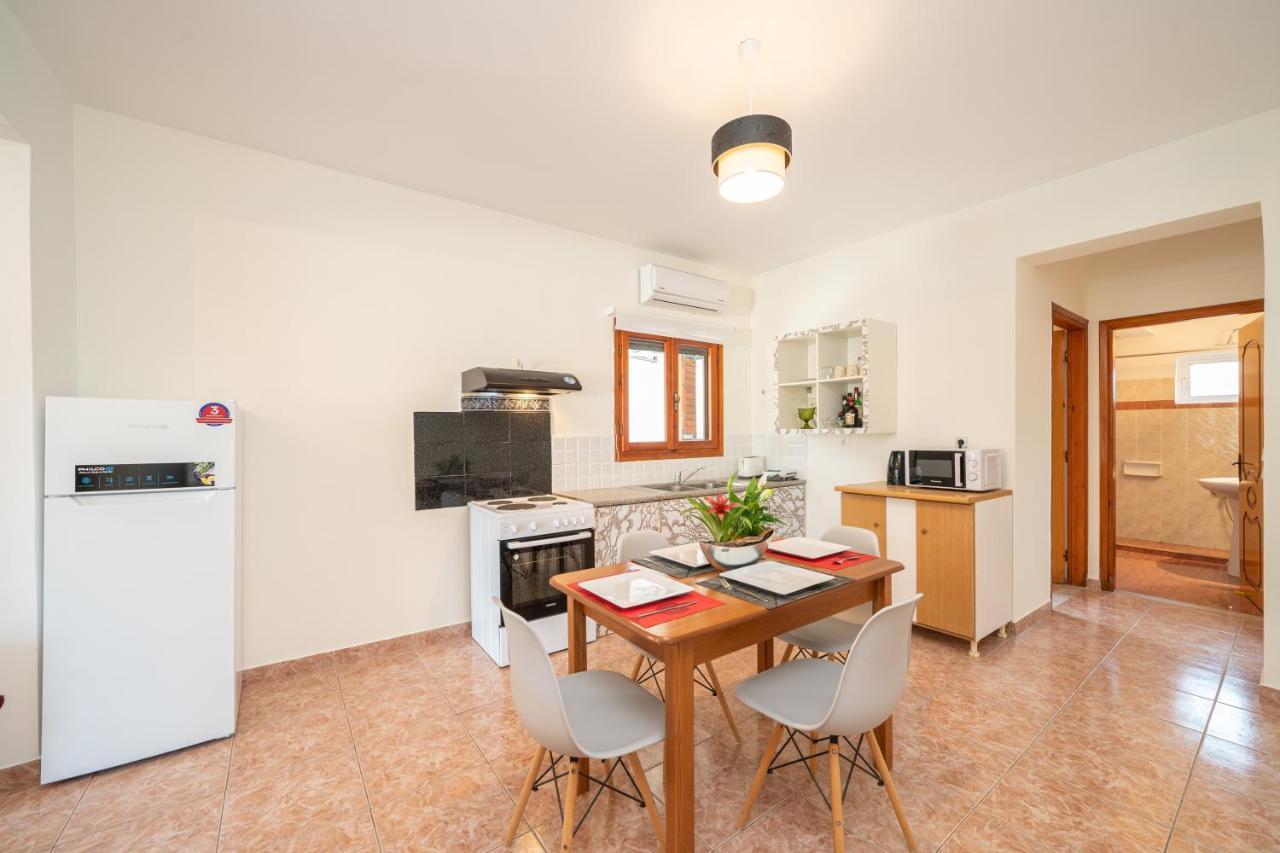 Afroditi Holiday Home - Yellow Apartment Свороната Екстер'єр фото
