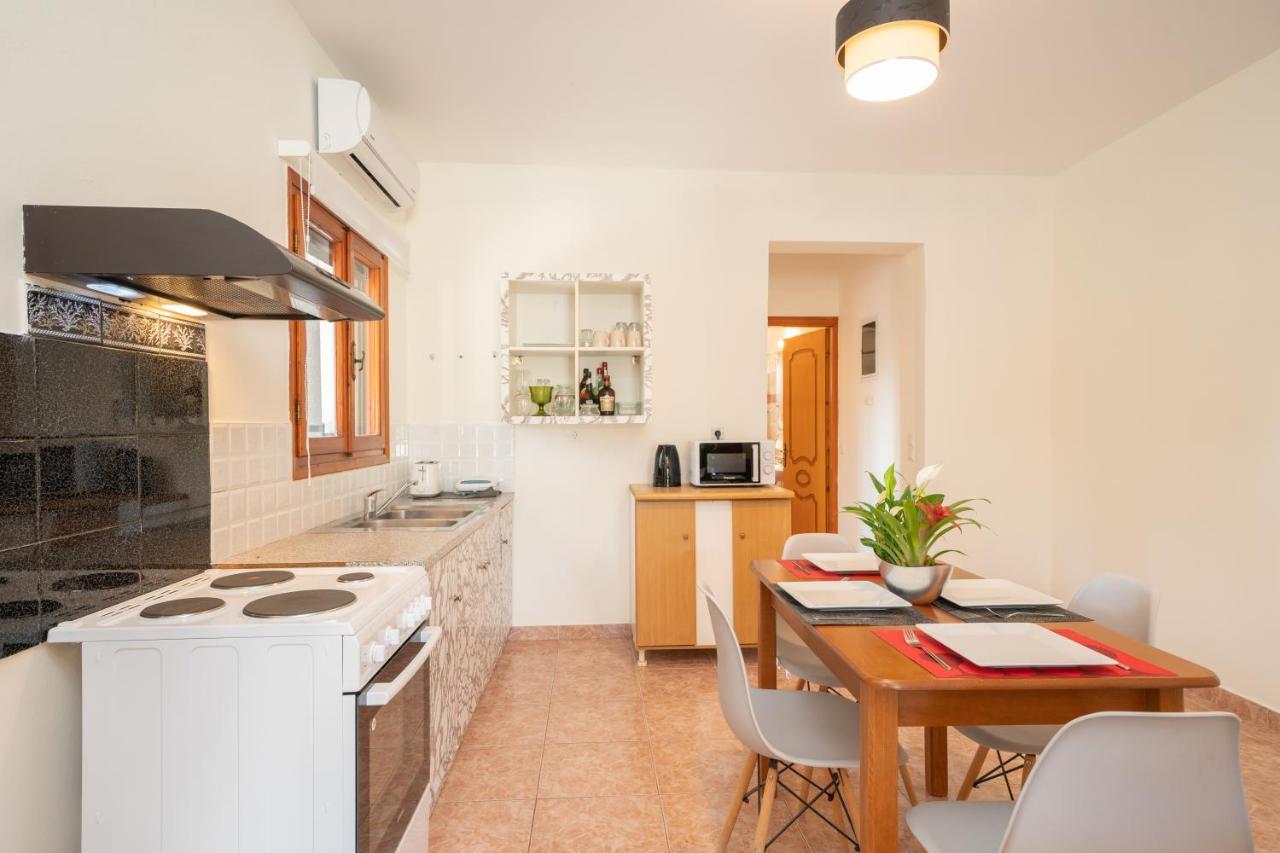 Afroditi Holiday Home - Yellow Apartment Свороната Екстер'єр фото