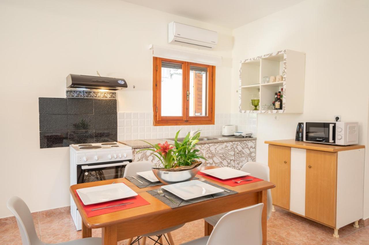 Afroditi Holiday Home - Yellow Apartment Свороната Екстер'єр фото