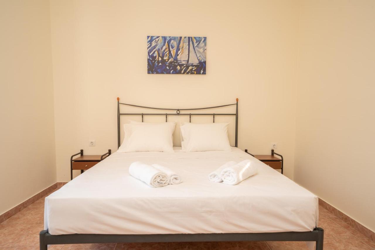 Afroditi Holiday Home - Yellow Apartment Свороната Екстер'єр фото